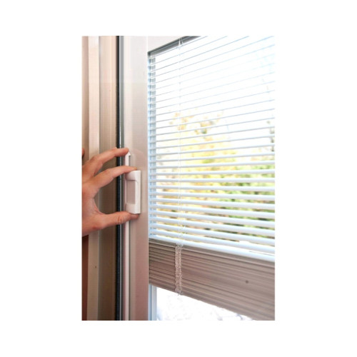 Cửa nhôm kính 2 lớp có rèm tạo cho không gian thêm ấn tượng