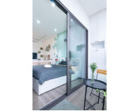 Mẫu cửa kính cường lực phòng ngủ không gian sống sang trọng