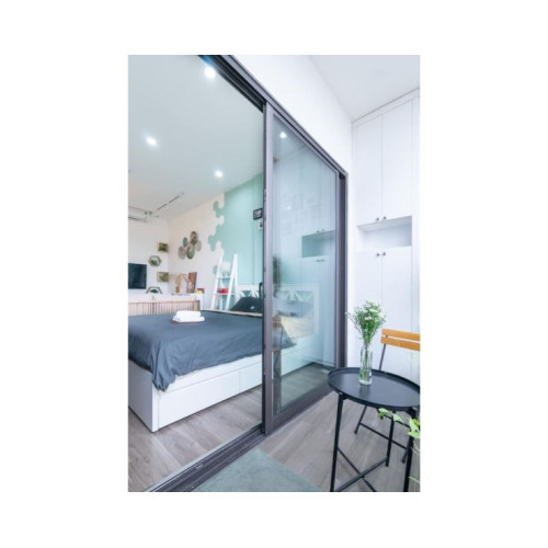 Mẫu cửa kính cường lực phòng ngủ không gian sống sang trọng