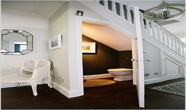 nhà vệ sinh dưới chân cầu thang