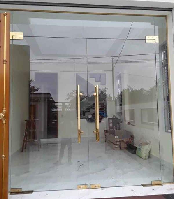 Giá cửa kính cường lực 2 cánh trên thị trường là bao nhiêu?