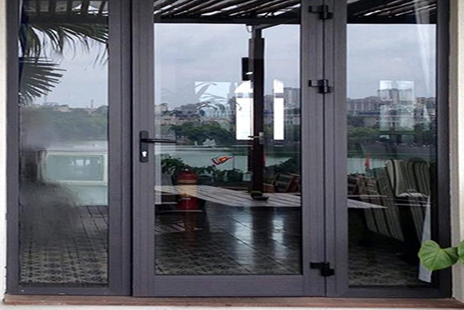 Một số ứng dụng của kính cường lực màu đen trong nội thất