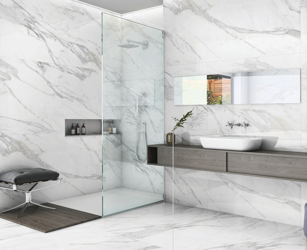 Gạch lát nền màu trắng vân đá tạo nên phong cách bình dị và nhẹ nhàng