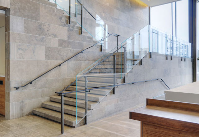 Có nên sử dụng gạch ốp tường vách cầu thang không?