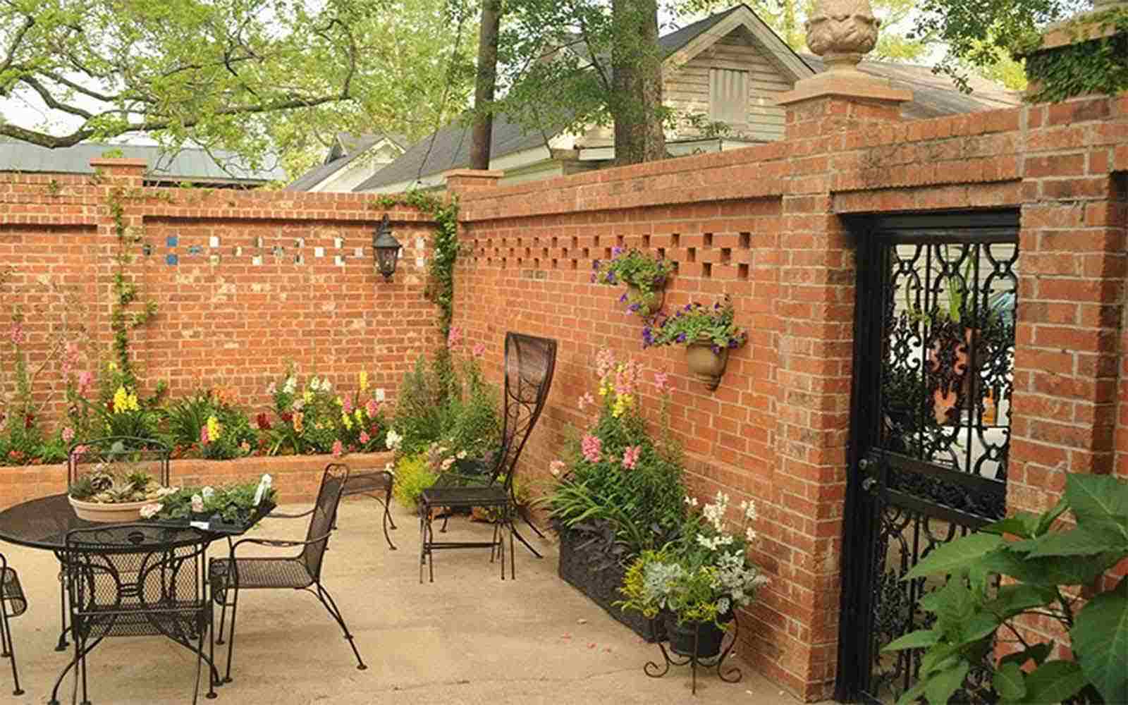 Các mẫu gạch ốp chân tường hàng rào hot nhất hiện nay