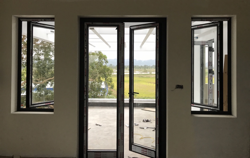 Cửa nhôm kính khung gỗ 2 cánh