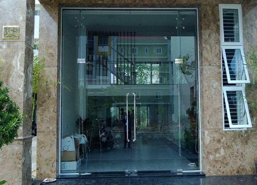 Khi mua cửa kính chịu lực cần lưu ý điều gì?