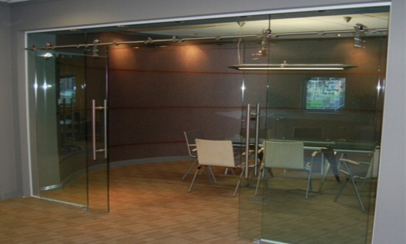 Mẫu cửa kính cường lực 2 cánh lùa ray treo inox