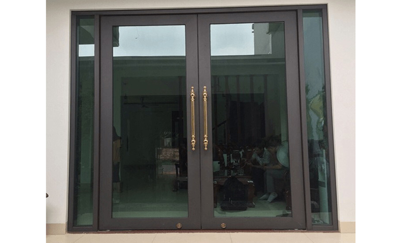 Cửa nhôm kính khung gỗ 2 cánh 