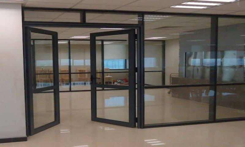 Cửa nhôm xingfa 2 cánh mở quay tại sảnh chính 