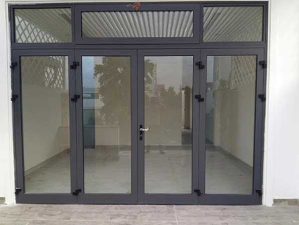 Cửa nhôm xingfa 4 cánh tại văn phòng 