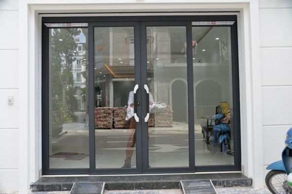 Cửa lớn xingfa 4 cánh trượt quay tại công ty 