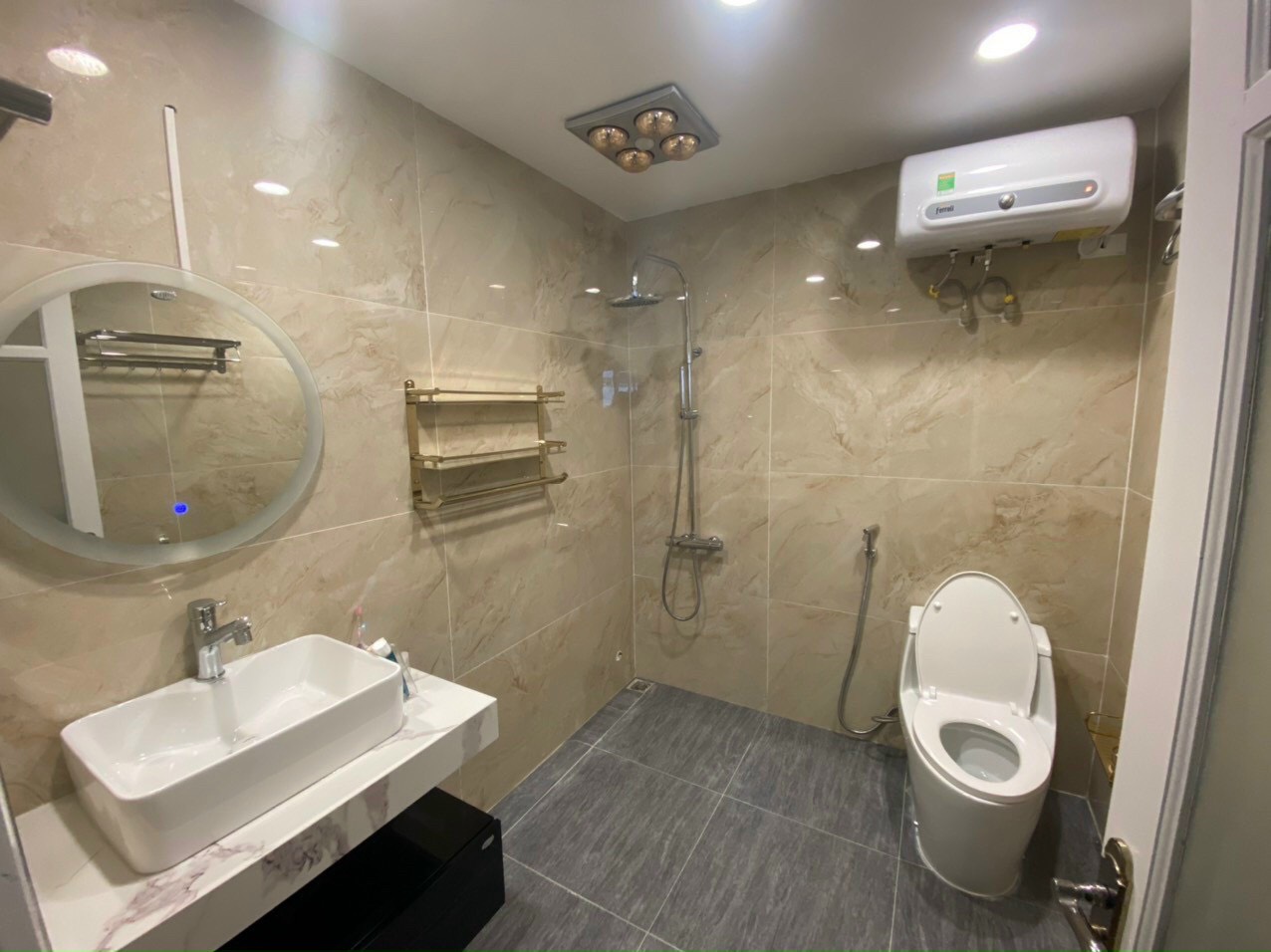 Không gian phù hợp với gạch lát nền màu vàng vân đá 