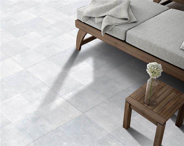 Đặc điểm của gạch lát nền màu xám trắng là gì?