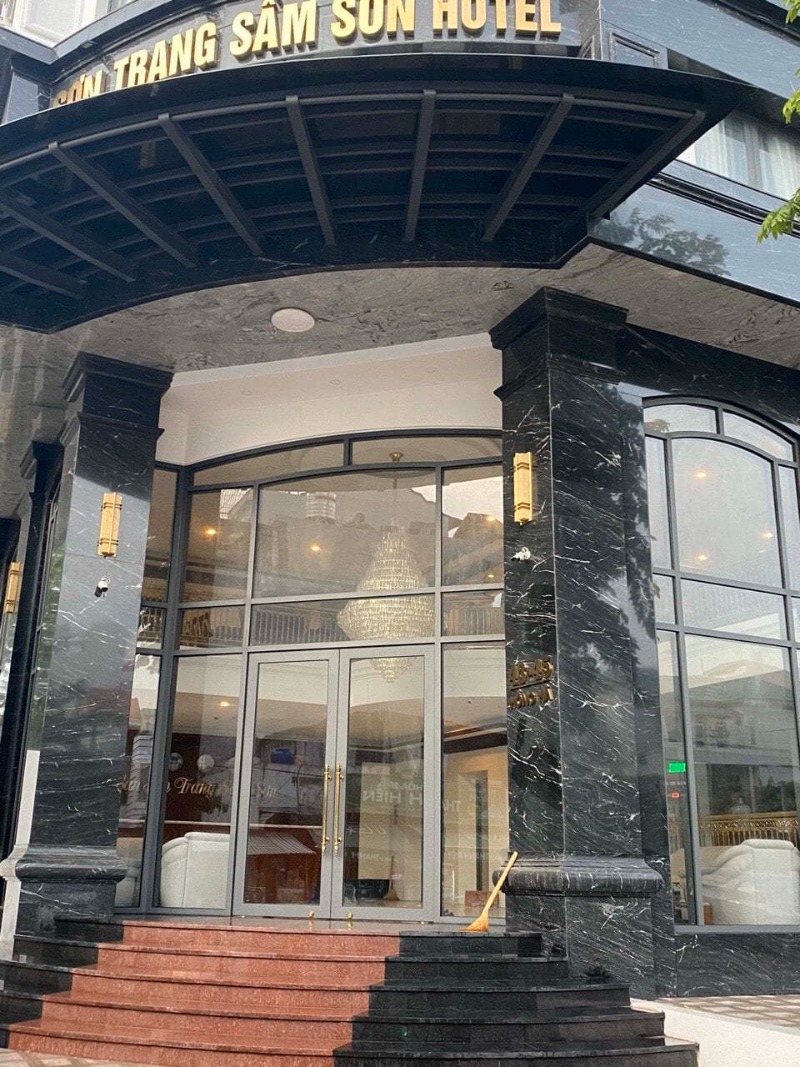 Cách chọn gạch ốp cột vuông phù hợp với từng loại hình kiến trúc