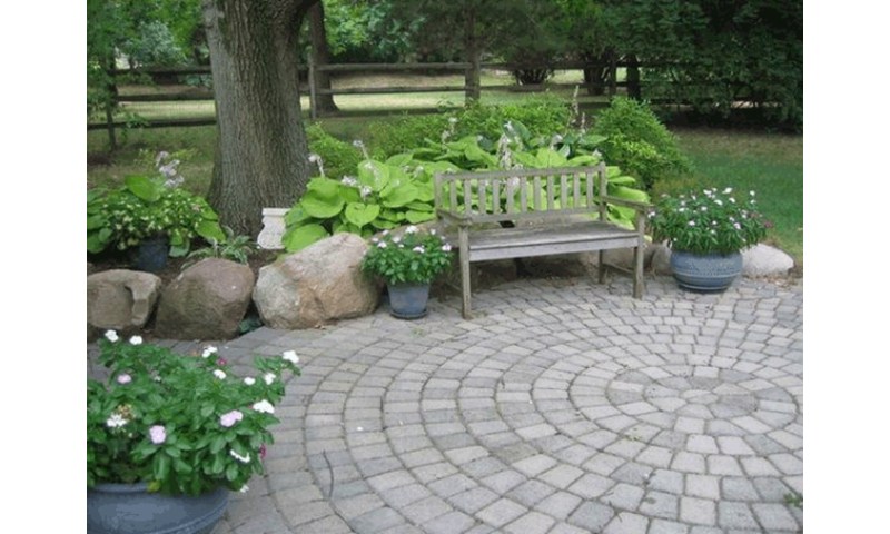 Gạch ốp tường sân vườn theo lát tròn khá phổ biến