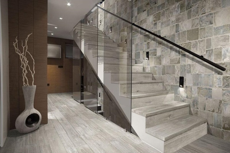 Kinh nghiệm chọn gạch ốp tường vách cầu thang là gì?