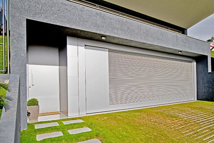 Cửa cuốn tự động có mức giá không quá cao 