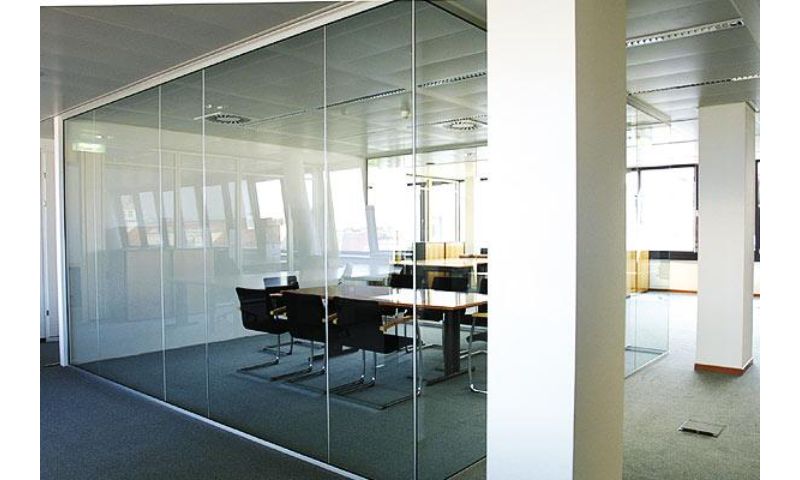 Giá cửa kính cường lực 12mm trên thị trường ra sao? 