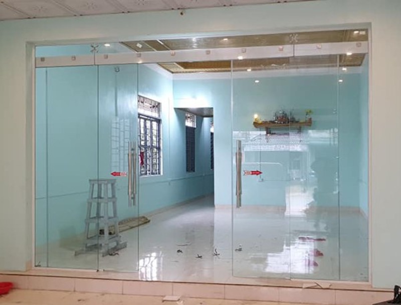 Mẫu cửa kính cường lực lừa đẹp mở tự động