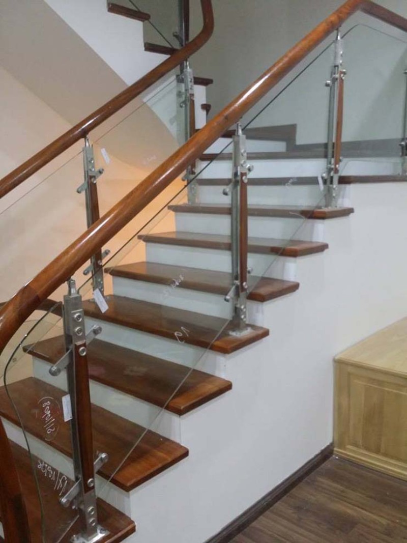 Một số ưu điểm của cầu thang làm từ kính cường lực