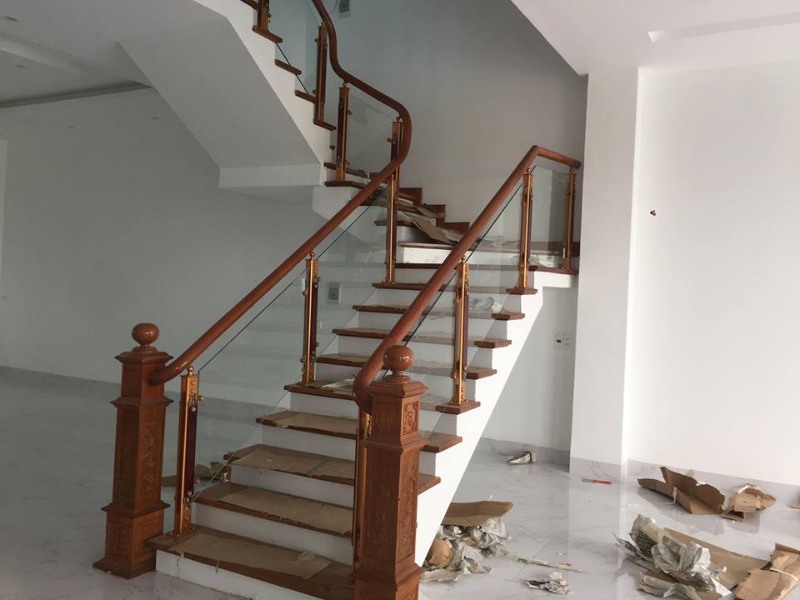 Báo giá chi phí làm cầu thang bằng kính cường lực