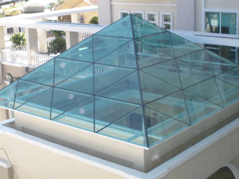 Kính cường lực giếng trời là gì?