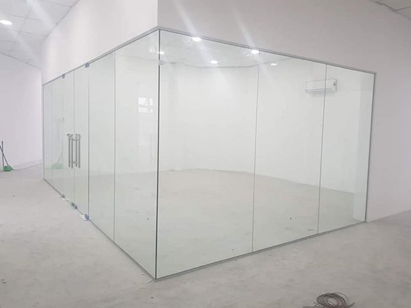 Tìm hiểu về kính cường lực làm tường nhà (vách tường)