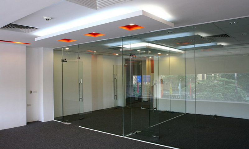 Báo giá chi tiết về vách kính cường lực 10mm