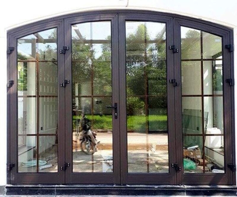 Mẫu cửa kính cường lực khung nhôm 4 lá cách điệu