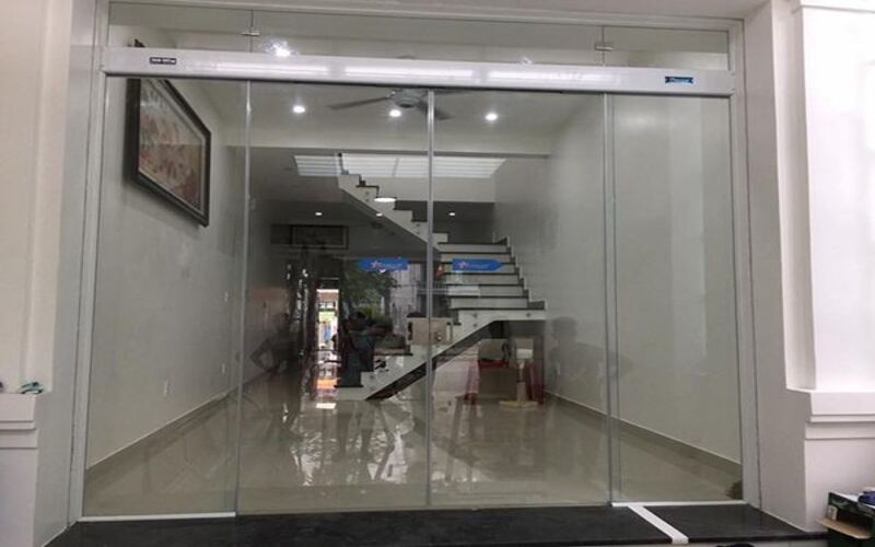 Mẫu cửa kính cường lực 2 cánh lùa là gì?