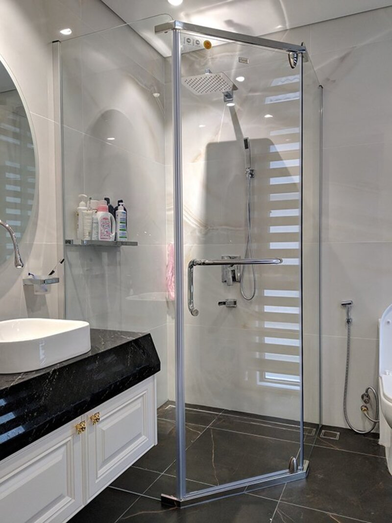 Cửa kính phòng tắm vát góc 135 độ