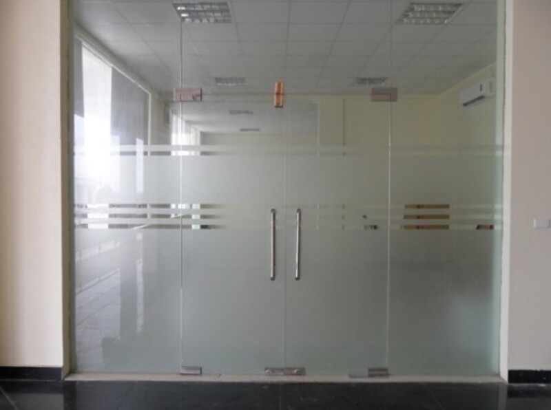 Mẫu cửa kính cường lực nhà ống 2 cánh trong mờ đảm bảo sự riêng tư