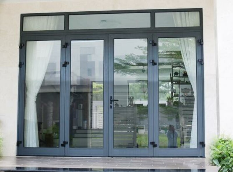 Mẫu cửa kính cường lực nhà ống 4 cánh khung nhôm màu ghi cao cấp