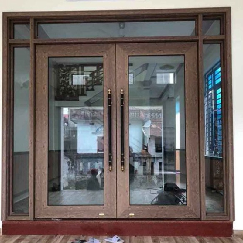 Mẫu cửa kính cường lực nhà ống 2 cánh vân gỗ sang trọng