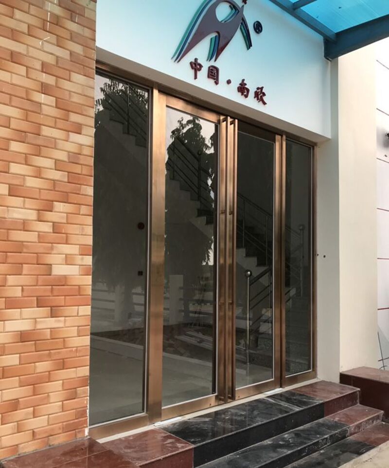 Mẫu cửa kính cường lực nhà ống 2 cánh mạ đồng