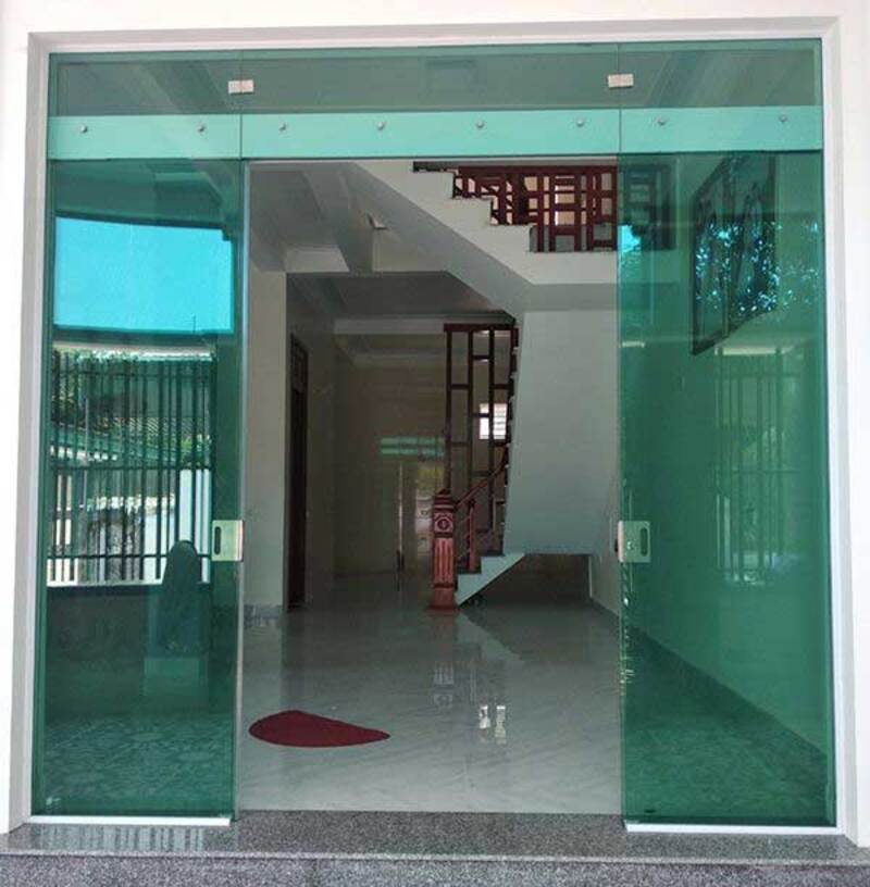 Mẫu cửa kính cường lực nhà ống 2 cánh cửa lùa