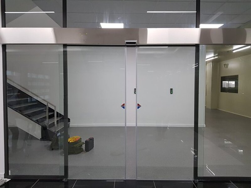 Cửa kính cường lực trượt ngang mở tự động