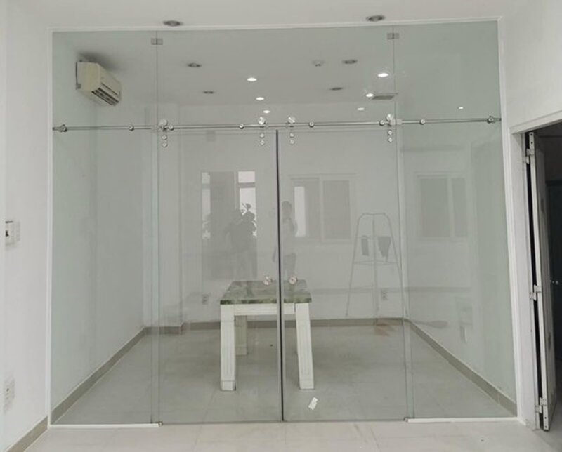 Cửa kính cường lực trượt ngang bằng ray treo inox