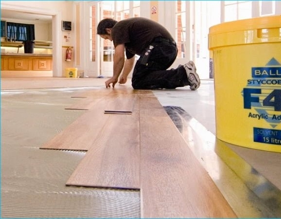 báo giá thi công sàn gỗ nhựa dán kéo