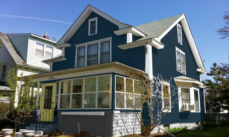 Tone màu xanh sơn ngoại thất rất sang trọng, lịch thiệp.