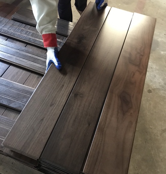 Hoa văn tinh tế, sắc nét của sàn gỗ óc chó