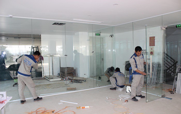 Quy trình thi công vách ngăn kính cường lực