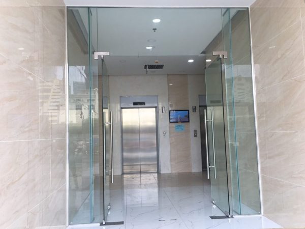 Cửa kính chịu  lực cho cửa hàng