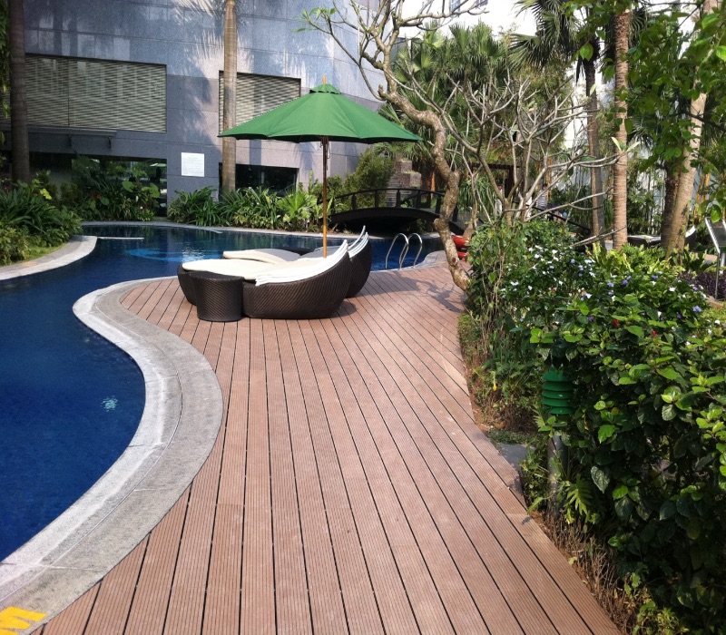 Ứng dụng sàn gỗ ngoài trời Smartwood vào hồ bơi