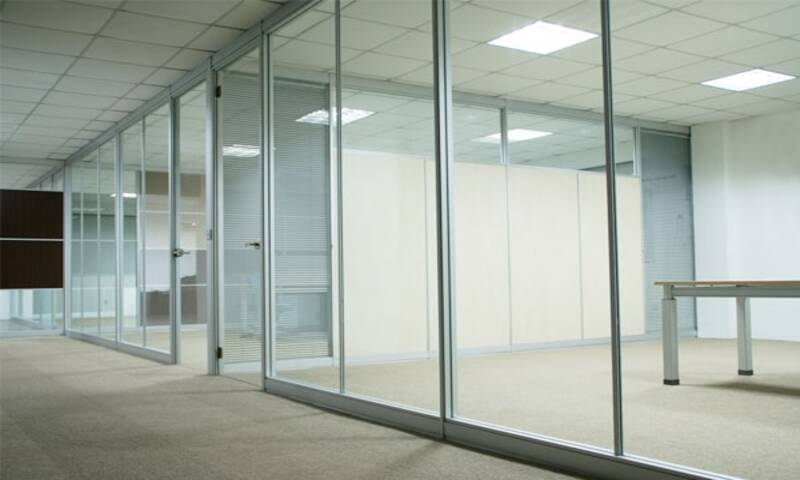 Phân loại vách kính cường lực khung nhôm